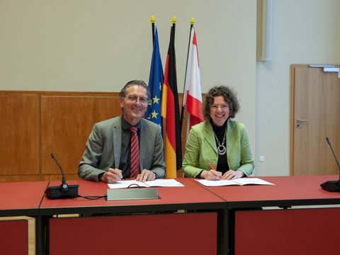 Bildvergrößerung: Bezirksstadträtin Korinna Stephan Senator Christian Gaebler unterzeichnen das Bündnis für Wohnungsneubau und Mieterberatung Reinickendorf.