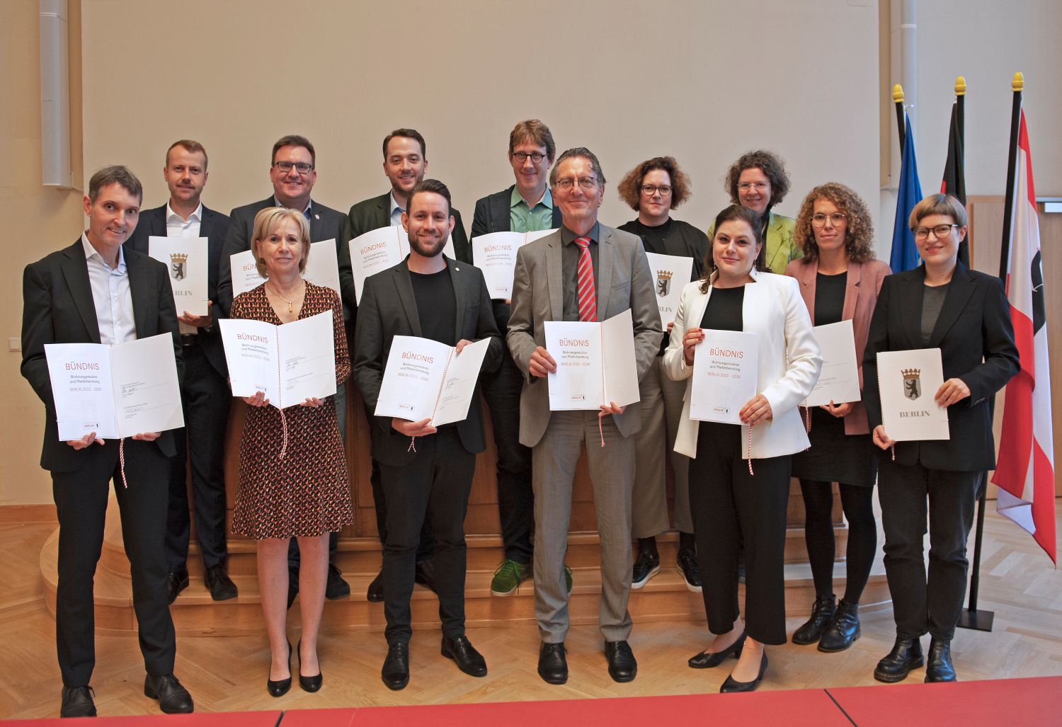 Gruppenfoto der Bezirksstadträt:innen für Stadtentwicklung und dem Senator für Stadtentwicklung, Bauen und Wohnen Christian Gaebler (mittig mit roter Krawatte)