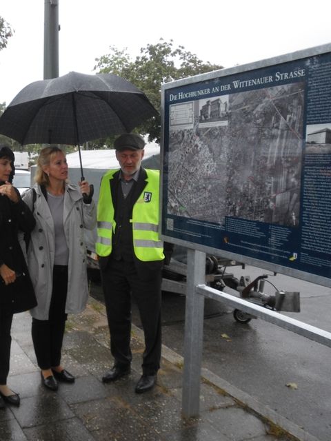 Bildvergrößerung: v.l.n.r.: Dr. Cornelia Gerner (Museum Reinickendorf), Katrin Schultze-Berndt (Bezirksstadträtin für Bauen, Bildung und Kultur), Dietmar Arnold (Verein Berliner Unterwelten)