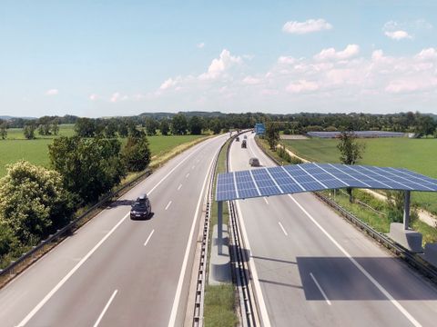 Visualisierung einer mit Photovoltaikmodulen bestückten Autobahnüberdachung auf einem kurzen Teilstück einer Autobahn.