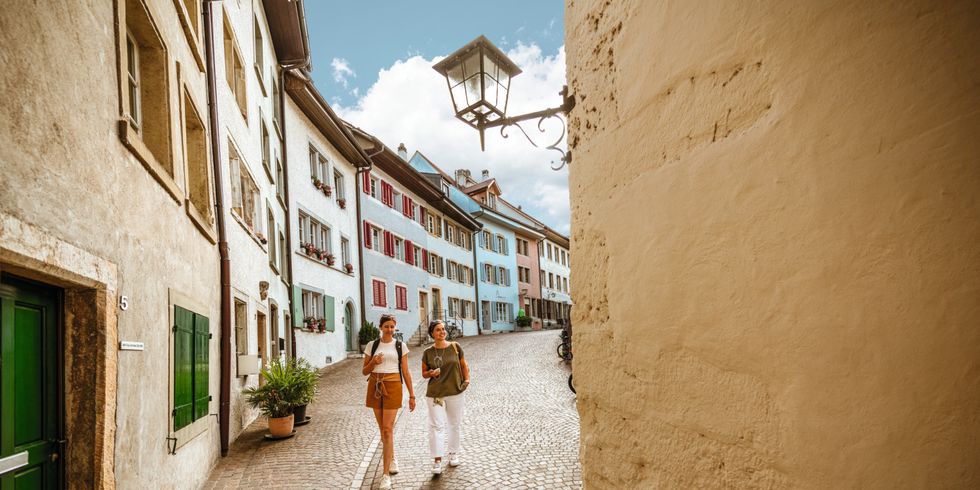 den Ort Olten auf dem Schweizer Schriftstellerweg erkunden, zwei Menschen laufen auf eine Straße