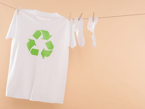 T-Shirt mit Symbol für Kreislaufwirtschaft