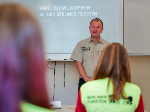 Bildvergrößerung: Am 5. August 2024 hat der Direktor der Berliner Forsten, Gunnar Heyne, neun neue Auszubildende zur Forstwirtin bzw. zum Forstwirt am Landesforstamt begrüßt. 