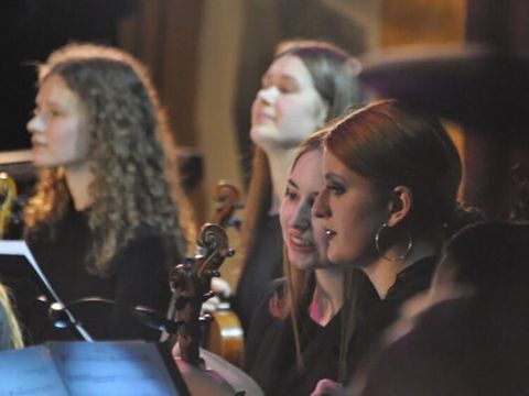 Junge Mädchen im Orchester