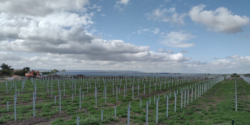Beginn des Baus eines Naturstrom Solarparks, Feld mit Unterkonstruktion
