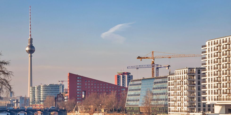 Auf dem Bild ist die Skyline von Berlin mit der Spree und dem Fernsehturm zu sehen.