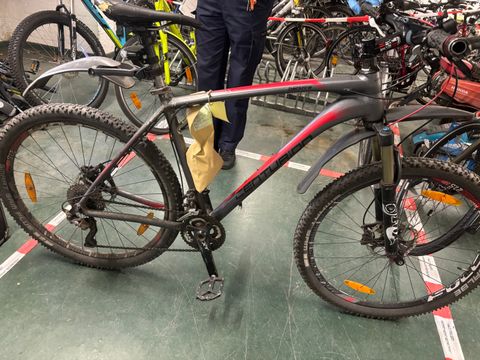 Schwarz-rotes Fahrrad