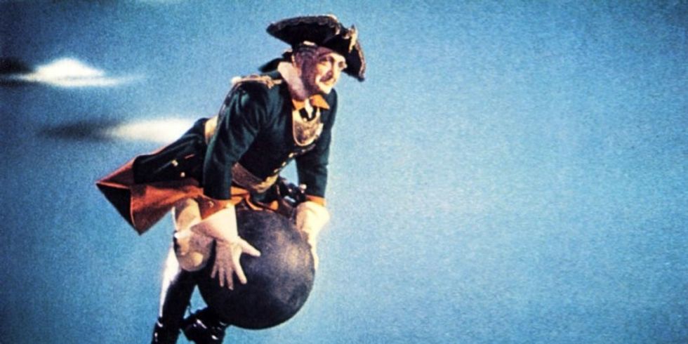 Hans Albers fliegt als Baron Münchhausen auf einer Kanonenkugel in dem Film „Münchhausen“