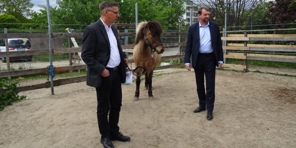 Stellvertretender Bezirksbürgermeister Klemm besucht den Abenteuerspielplatz Waslala mit Staatssekretär Dzembritzki