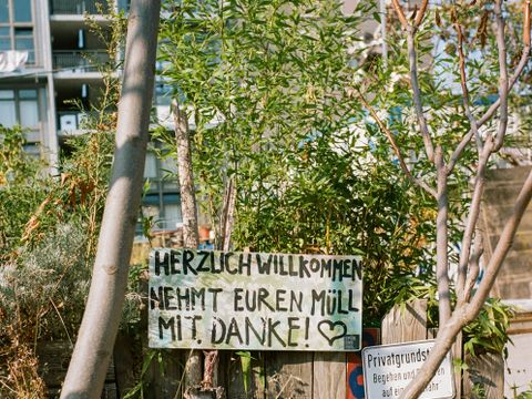 Schild mit Bitte seinen Müll mitzunehmen