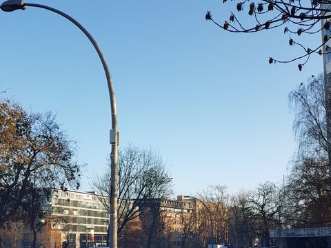 Kleinzelle an Lichtmast und Technik in Sitzbank