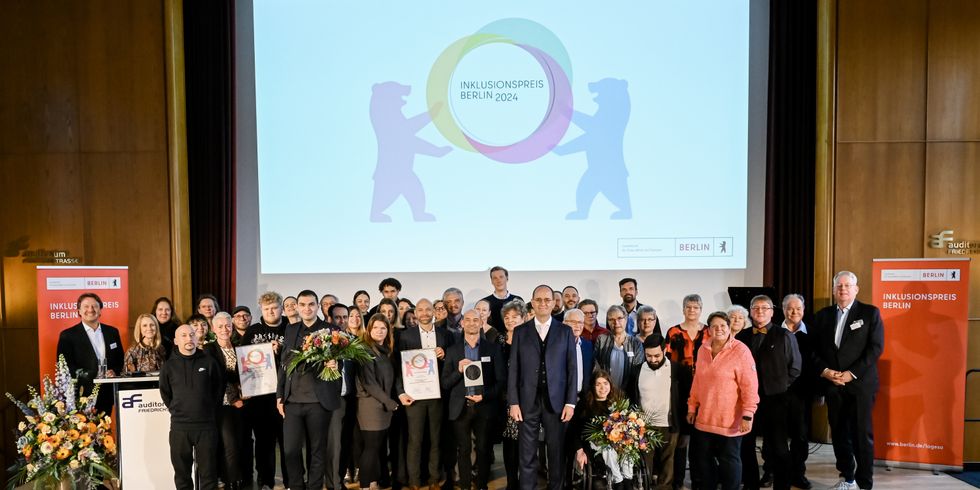 Alles Preisträger und Laudatoren vom Inklusionspreis 2024 auf der Bühne für ein Gruppenfoto