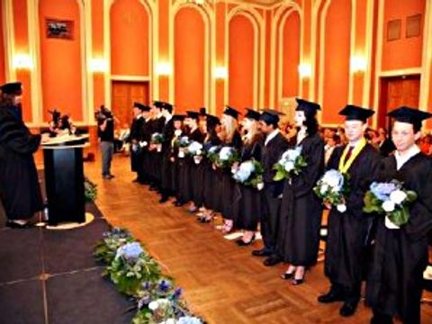 Die Absolventen im Festsaal des Berliner Rathauses.