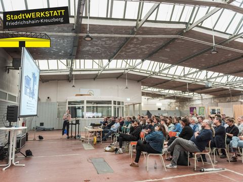 Stadtwerkstatt Bearwaldbad - Publikum vor Leinwand