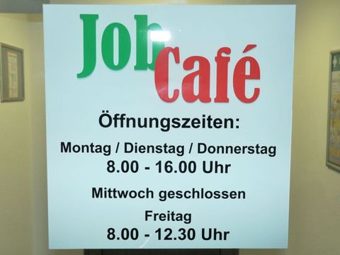 Eröffnung JobCafé Rhinstraße Schild Öffnungszeiten