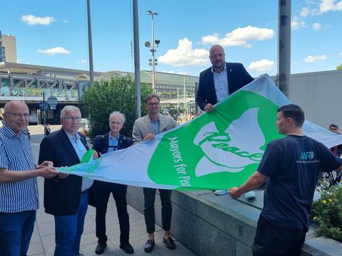 Bildvergrößerung: Hissen der Mayors for Peace Flagge vor dem Rathaus Spandau