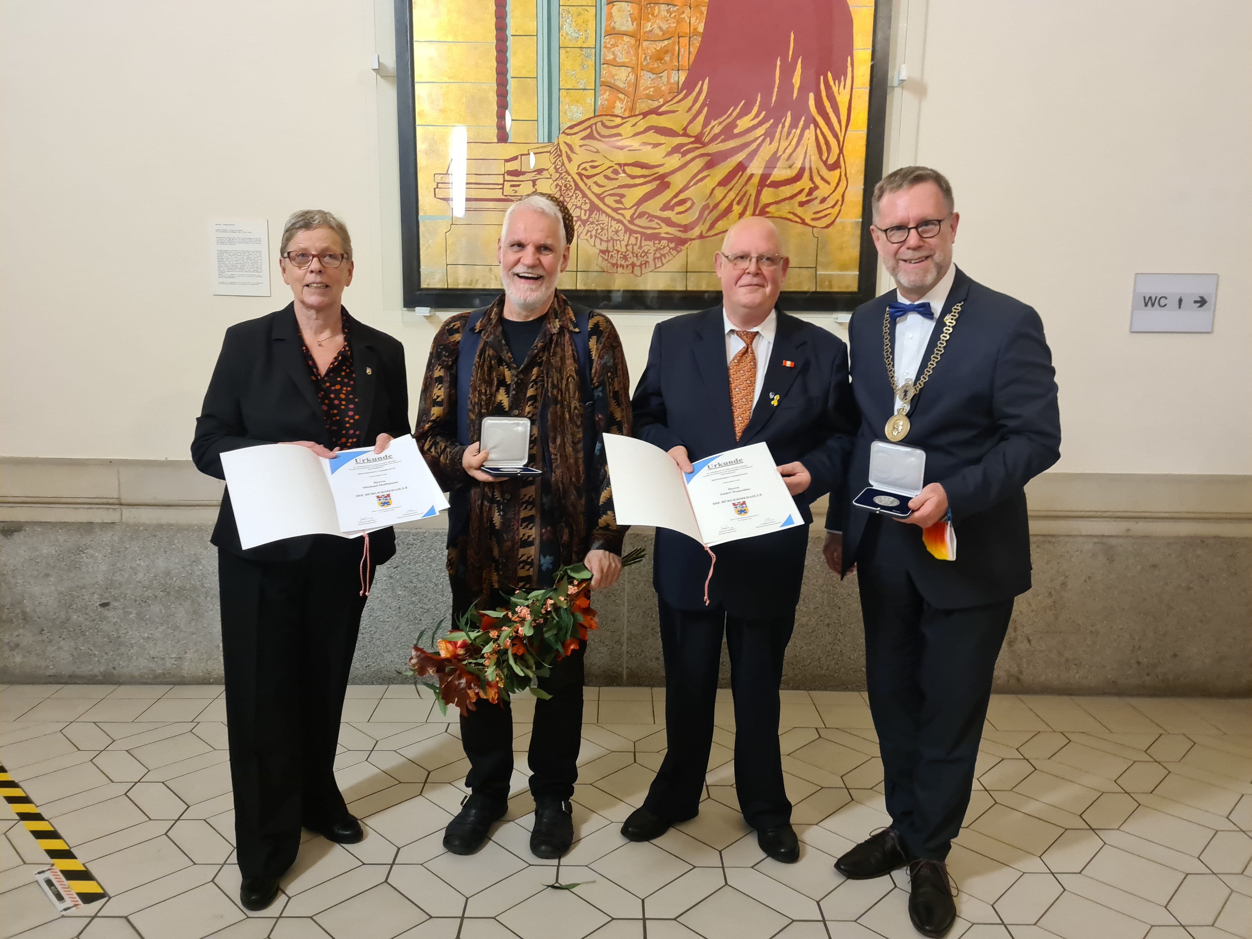 BVV-Vorsteherin Annegret Hansen, die Preisträger Michael Halfmann und André Waaschke mit Bezirksbürgermeister Reinhard Naumann