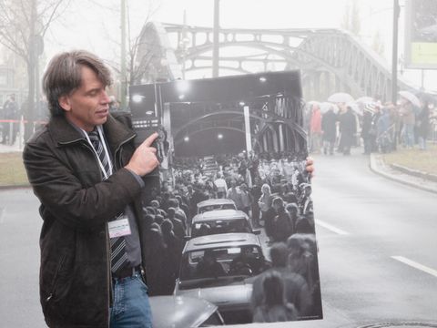 Hans Martin Fleischer mit seinem Foto vor der Brücke an der Bornholmer Straße