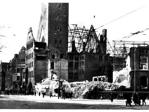 Zerstörtes Rathaus Neukölln 1945