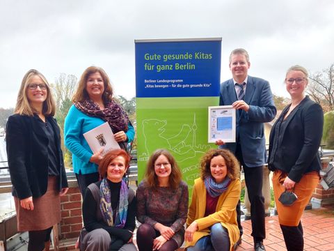 Bildvergrößerung: oben v.l.n.r. Heike Schuchardt (LggK Landeskoordinatorin), Claudia Schütz (Jugendamtsdirektorin), Tobias Dollase (Jugendstadtrat), Steffi Petruz (LggK Landeskoordinatorin), unten v.l.n.r. Elena Friesen (Leiterin Tagesbetreuung Jugendamt), Sarah Felten und Manuela Moser (LggK Bezirkskoordinatorinnen)