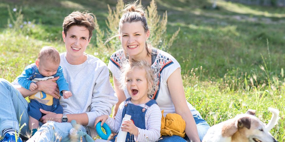 Regenbogenfamilie im Park