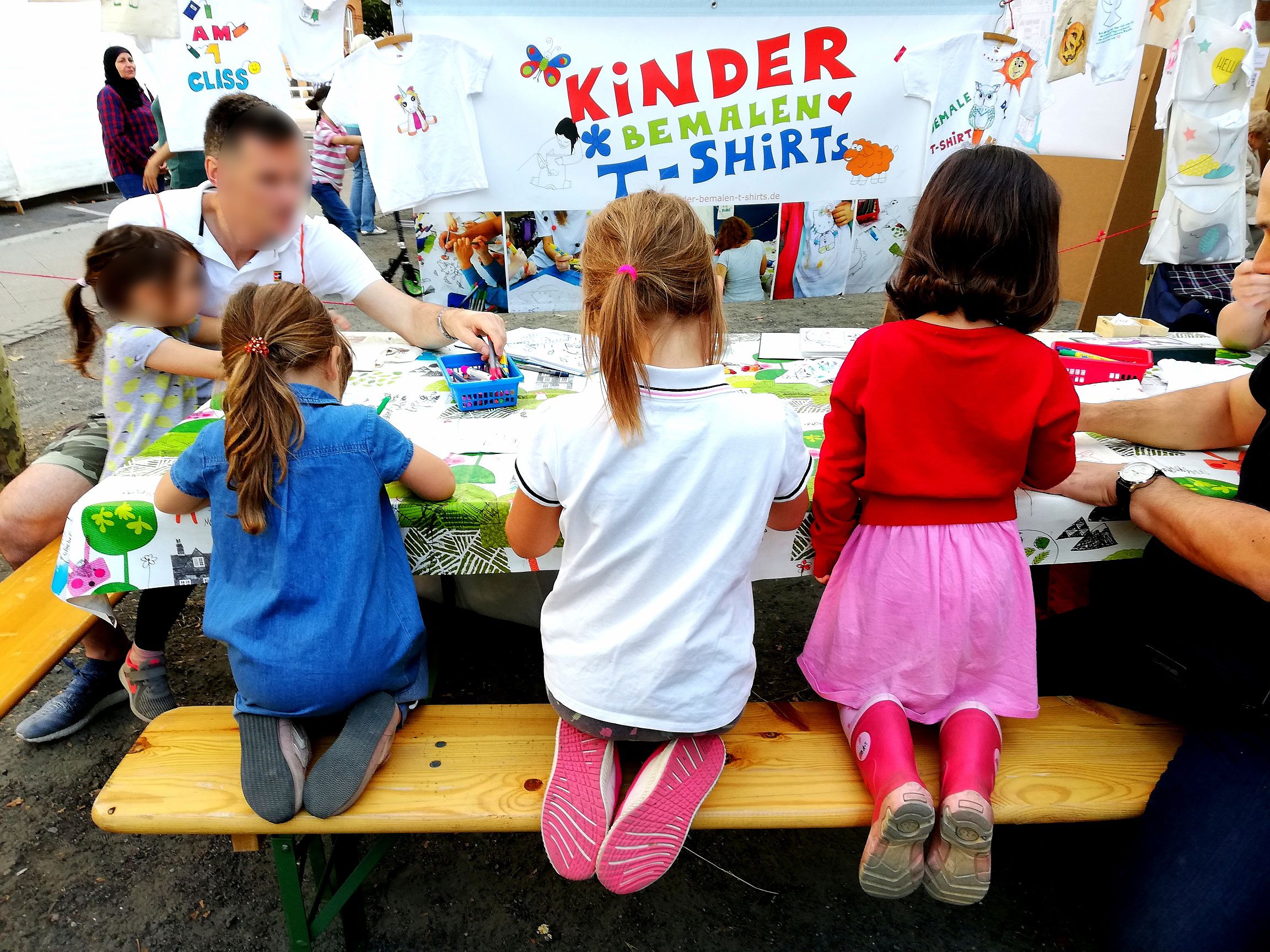 Vier Kinder die an einem Tisch malen