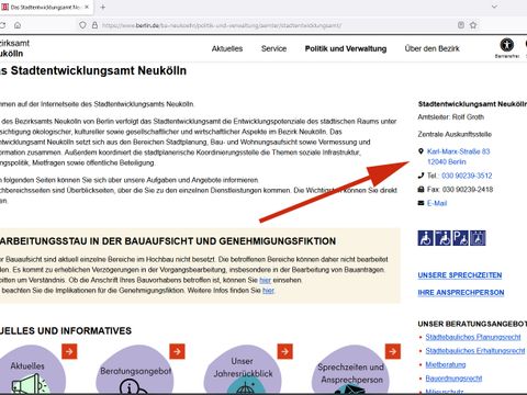 Screenshot der Startseite des Stadtentwicklungsamts Neukölln mit einem roten Pfeil der auf die Adresse des Stadtentwicklungsamts zeigt