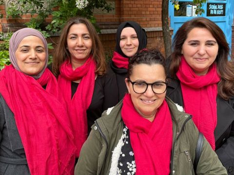 Fünf Stadtteilmütter mit roten Schals