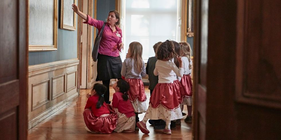 Schloss statt Klassenraum: Geschichte vor Ort erleben. 