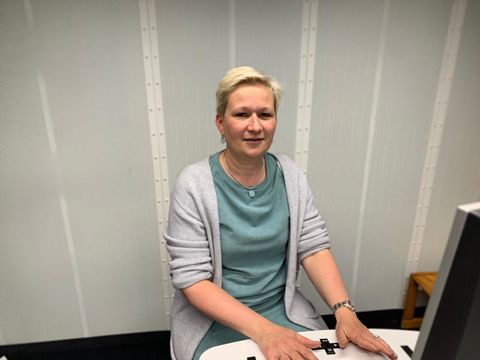 Silke Frömming an ihrem Arbeitsplatz in der Hörberatung