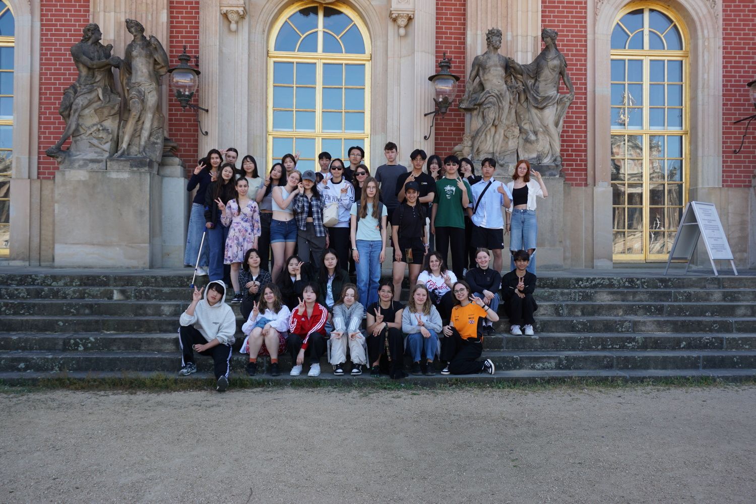 Mai 2024: Schüleraustausch mit Jugendlichen aus Songpa, Südkorea - hier vor dem Neuen Palais in Potsdam 