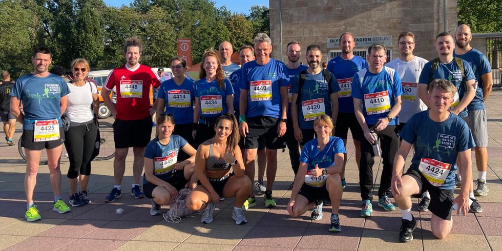 Gruppenbild mit viele Personen in Sportkleidung