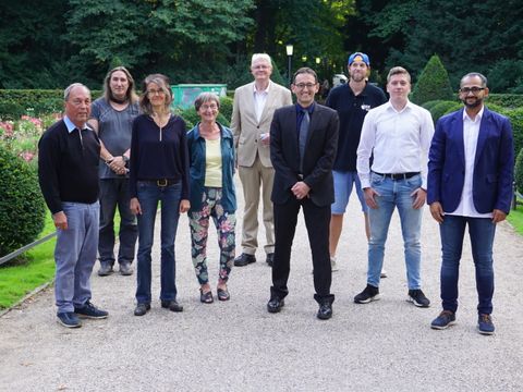 Die Ausgezeichneten und ihre Laudatoren: Volker Hobrack, BVV-Vorsteher Frank Bertermann, Maren Dorner, Sibylle Haas, Wieland Giebel, Bezirksbürgermeister Stephan von Dassel, Andreas Riebold, Lukas Keul und Yousef Ayoub (v.l.).