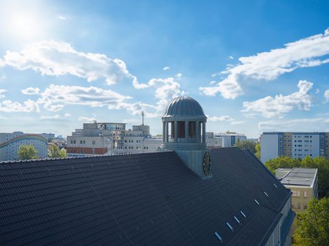 Außenansicht auf das Gebäude der VHS Lichtenberg mit Blick auf die Turmuhr