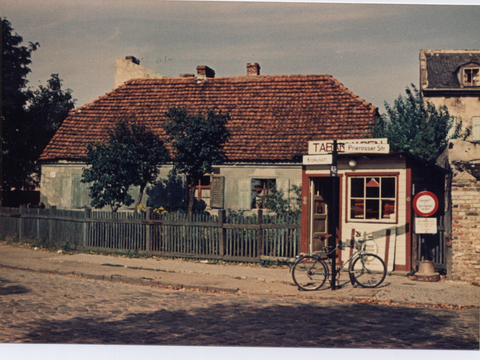 Historische Aufname vom ehemaligen Büdnerhaus Krokusstaße 81 mit kleinem Kiosk