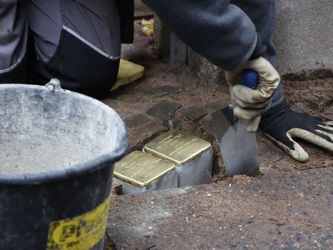 19. Oktober 2023 Geraer Straße: Stolpersteinverleger geht seinem Handwerk nach 