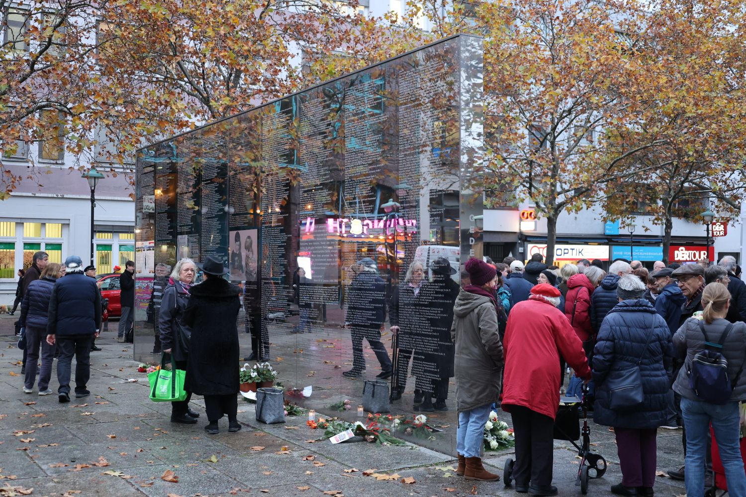 9. November 2023: Große Anteilnahme aus Bezirkspolitik und Bevölkerung beim Gedenken an der Spiegelwand