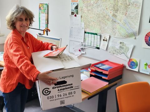 Dr. Begoña Petuya-Ituarte hat in ihrem Büro bereits große Kartons vorbereitet