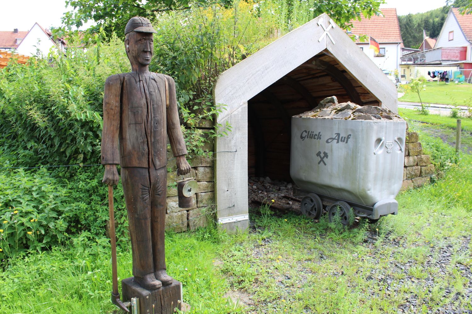 Zu Ehren eines Bundesverdienstkreuzträgers: Nachgebildeter Stolleneingang und Standbild von Franz Brandl aus Nentershausen (1926-2008)