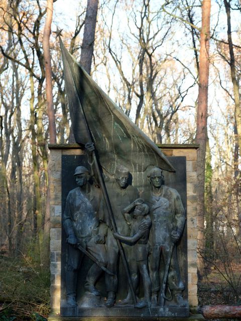 Bildvergrößerung: Denkmal - Aus der Asche unserer Toten