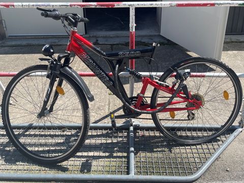Schwarz-rotes Fahrrad