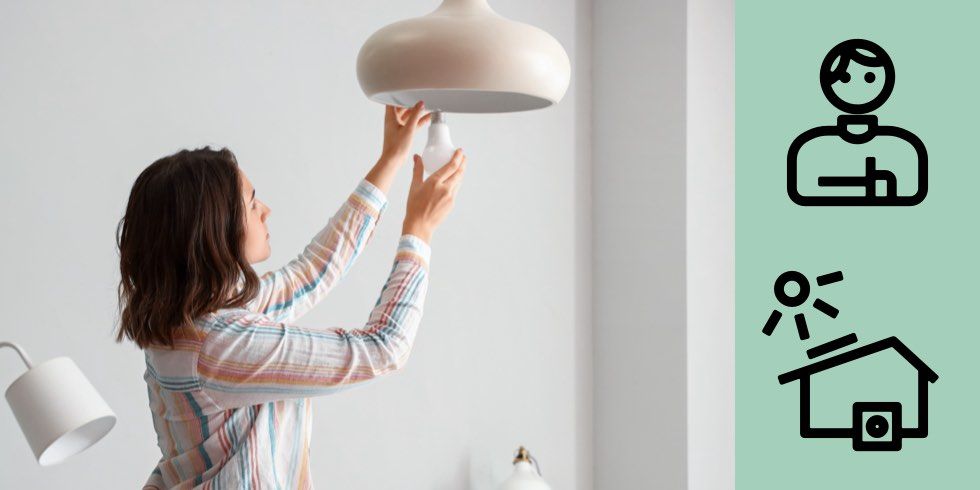Startbild Privatpersonen und Energie: Eine Frau schraubt eine Energiesparbirne in eine Lampe