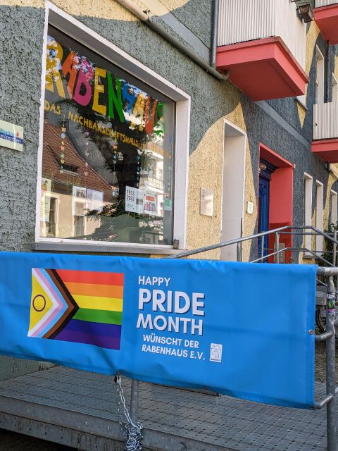 Bildvergrößerung: Pride-Banner am Rabenhaus