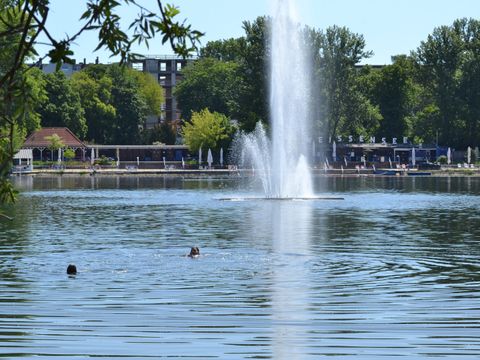 Weißer See mit Fontäne und Strandbad