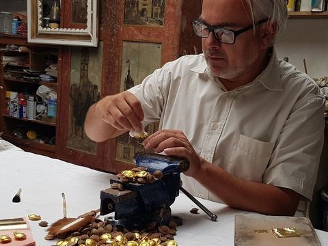 Vergoldermeister Markus Bauer bei der Arbeit in seinem Atelier