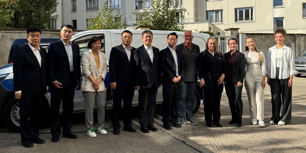 Gruppenfoto mit der Delegation aus Peking und den Kolleg*innen vom Ordnungsamt.