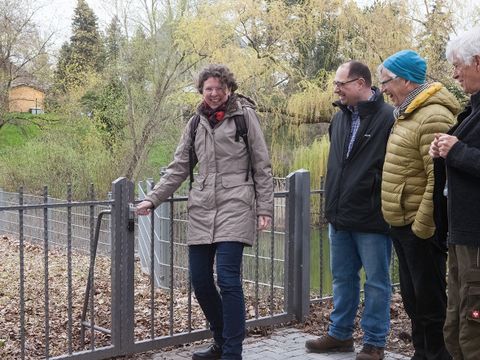 Bildvergrößerung: Ab sofort für die Öffentlichkeit zugänglich: Bezirksstadträtin Korinna Stephan öffnet symbolisch den Zugang zur Kleinen Tongrube