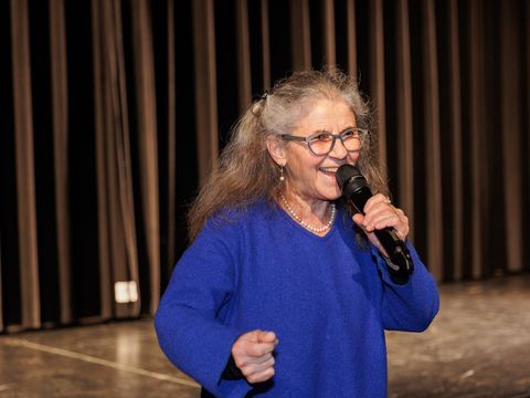 Jalda Rebling, Tochter der jüdischen Sängerin und Tänzerin Lin Jaldati, wünschte der Jugendkunstschule Mazel tov und sang ein kräftiges Halleluja.