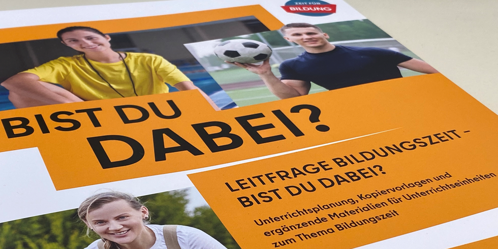 Cover der Broschüre "Leitfrage Bildungszeit – BIST DU DABEI? Unterrichtsplanung, Kopiervorlagen und ergänzende Materialien für Unterrichtseinheiten zum Thema Bildungszeit" Drei Personen: Schwimmtrainerin, Fußballtrainer und Gärtnerin.