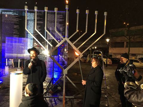 14. Dezember 2023: Zusammen mit Rabbiner Segal entzündet Bezirksbürgermeisterin Schellenberg die Lichter des Chanukka-Leuchters